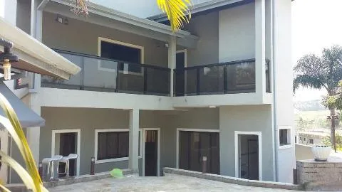 Imagem VENDA DE SOBRADO NO CONDOMÍNIO ECO PARK LAGOS, EM MOGI DAS CRUZES/SP, 397m² com 3 suítes, quintal com piscina, sauna e área gourmet. CONSULTE-NOS.