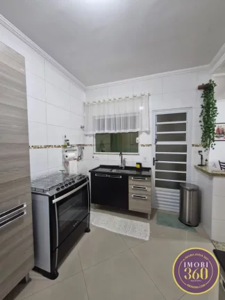 Imagem Casa à Venda com 2 Suítes, Porcelanato e Excelente Localização na Penha