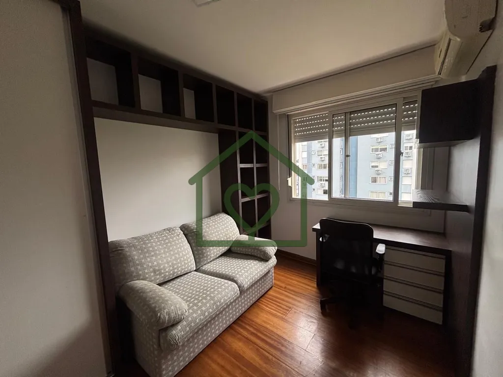 Imagem Vendo Apartamento reformado e semi mobiliado com três dormitórios, sendo um suíte, 800 metros do ...
