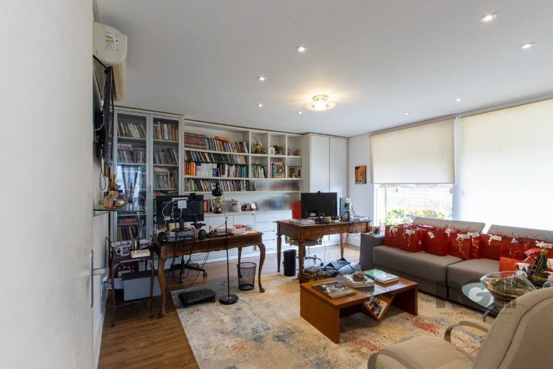 Imagem Casa em condominio . com 6 suites, sendo 3 suítes master com closet e hidro.