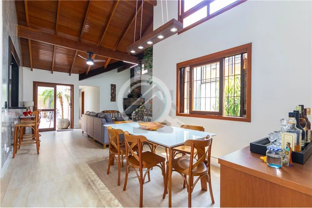 Imagem Esta linda casa de alto padrão é o lugar perfeito para aqueles que buscam conforto, funcionalidade...