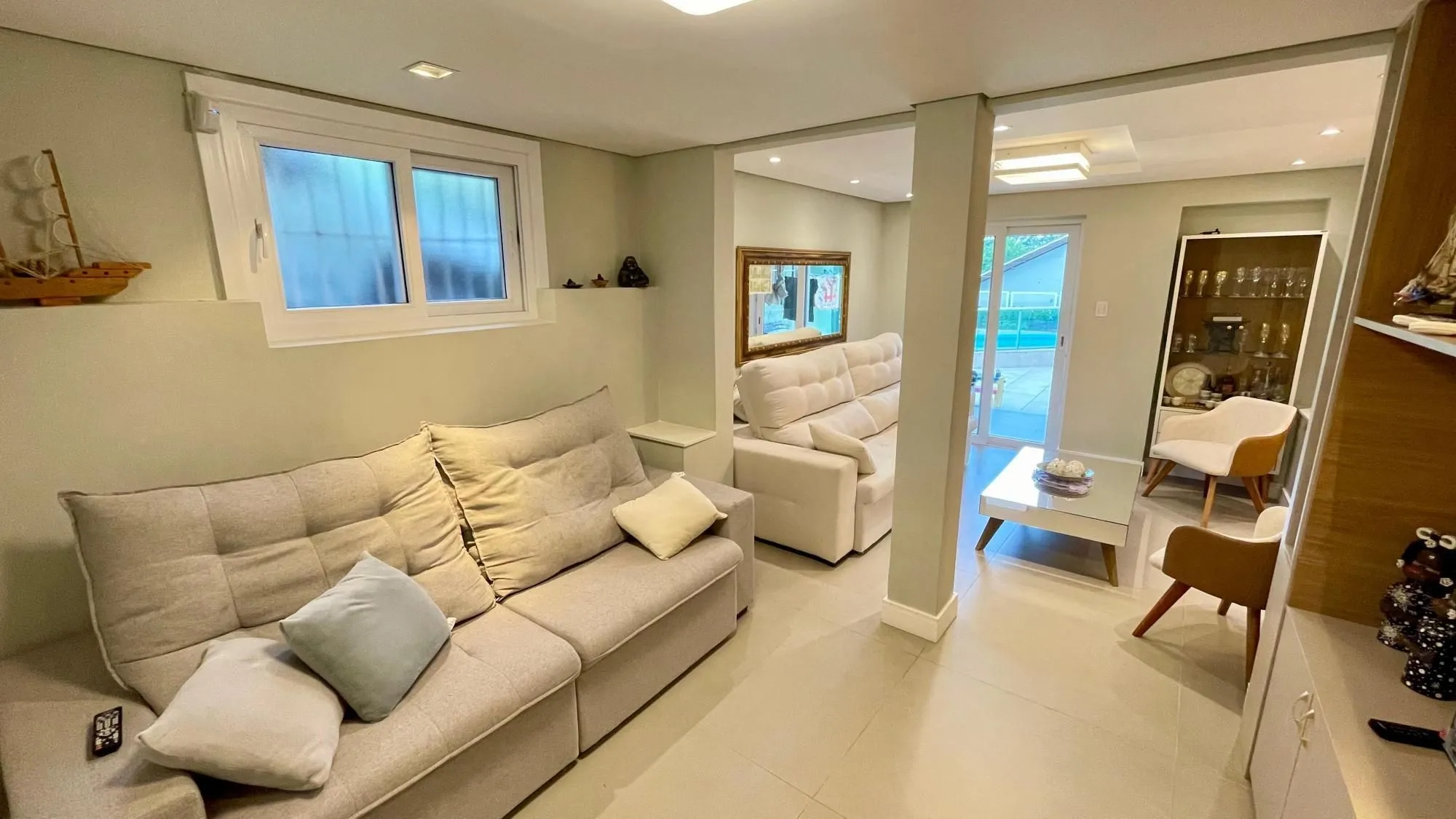 Imagem Casa térrea 100% mobiliada com 3 dormitórios, suíte, piscina e 3 vagas.