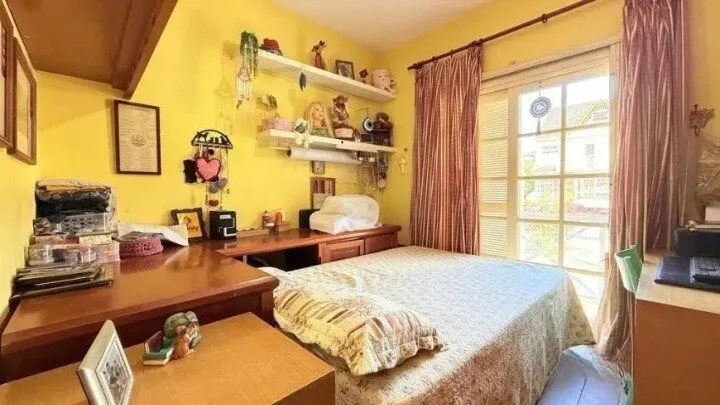 Imagem Casa de 4 dormitórios, uma suíte, pátio com piscina nos fundos e espaço para até 3 carros no Chácara das Pedras