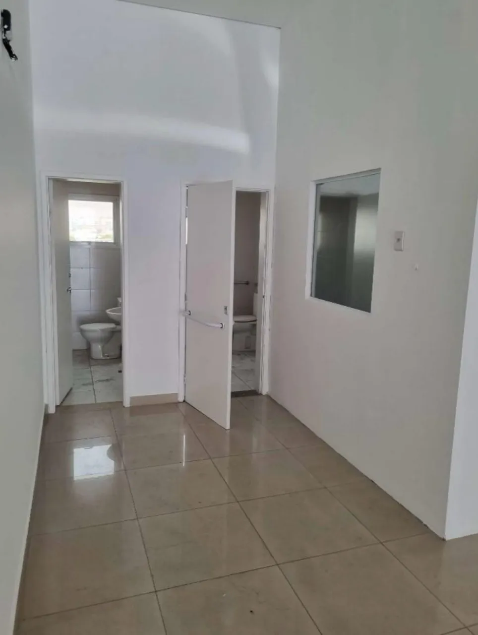 Imagem Sala Comercial para Locação na Vila Trujillo, Sorocaba-SP: 1 Sala, 2 Banheiros, 5 Vagas de Garagem - 150m² de Área