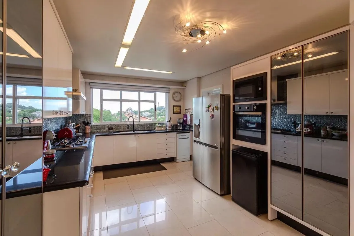 Imagem Apartamento com 3 dormitórios, 2 vagas e 231.61m² - Bairro Menino Deus