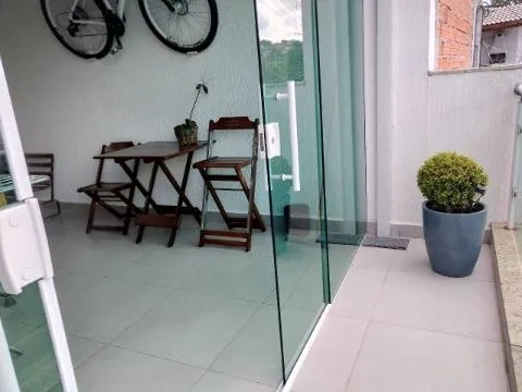 Imagem VENDA DE SOBRADO NO JARDIM VIA DUTRA, EM ARUJÁ/SP, 58m² com 3 quartos, suíte, cozinha com armários, varanda com churrasqueira e 02 vagas. CONSULTE-NOS
