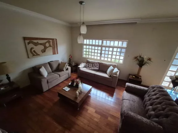 Imagem Casa à venda no Bairro Olinda, Uberaba com 6 dormitórios e suíte!