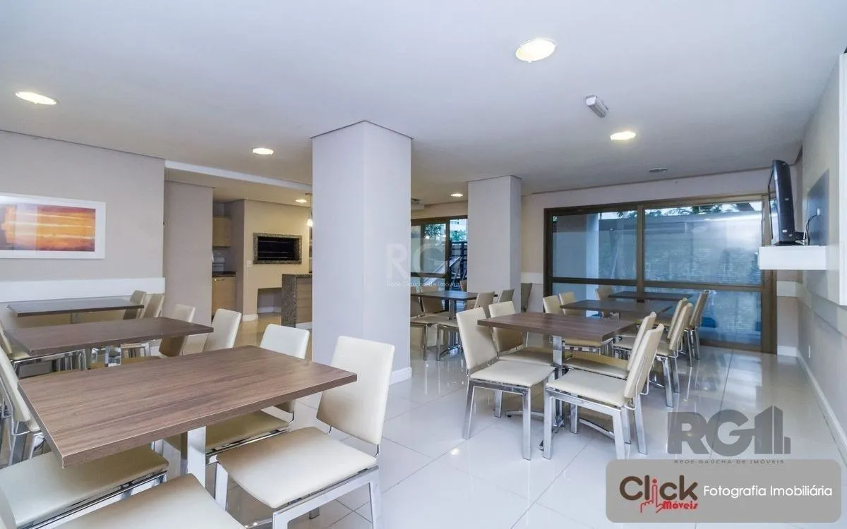 Imagem Vende apartamento desocupado, andar alto, mobiliado, living de dois ambientes, no Passo da Areia - Porto Alegre