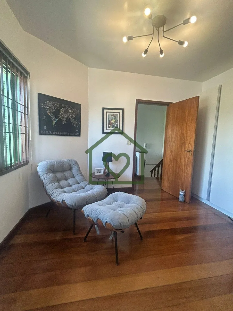 Imagem O imóvel conta com 3 dormitórios, sendo 1 suíte máster com closet em madeira e banheiro com hidr...