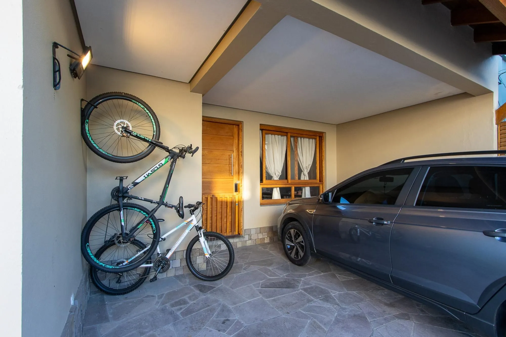 Imagem Casa de condomínio, 3 quartos, 1 suíte, piscina e 2 vagas de garagem;