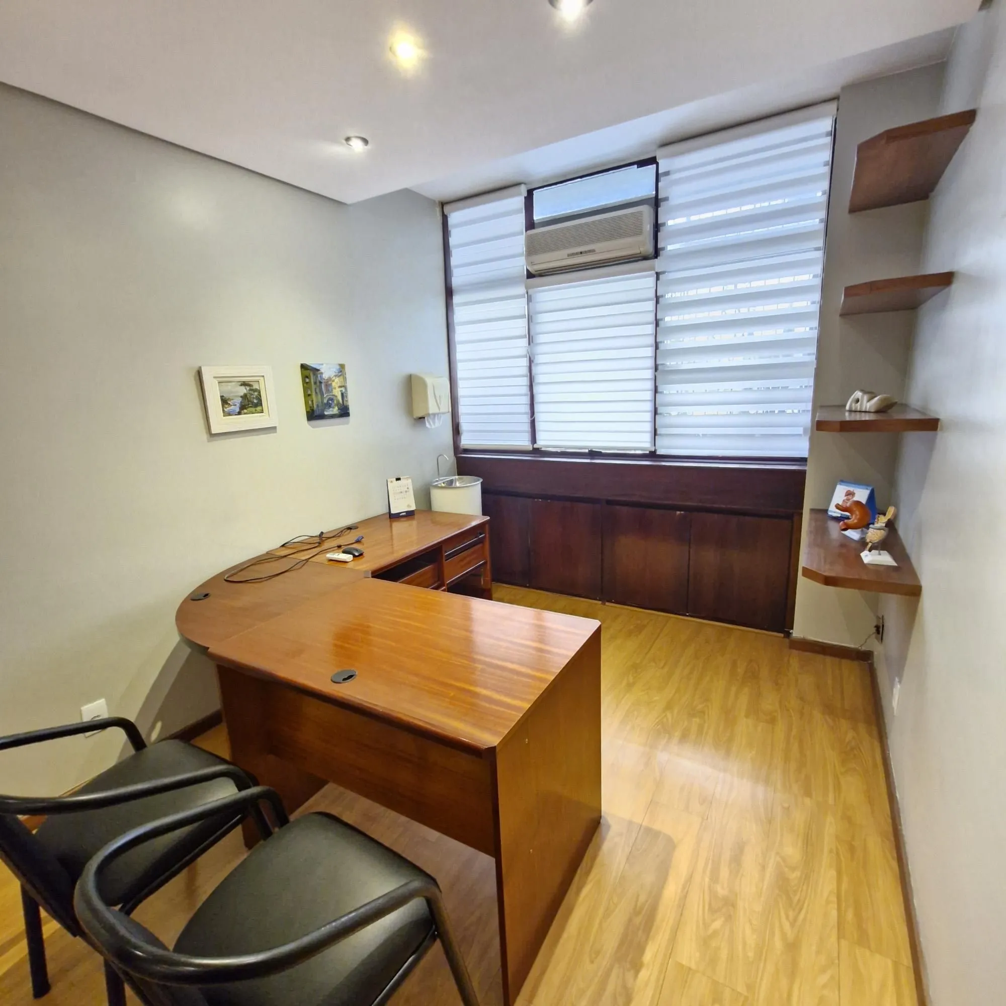 Imagem Excelente sala comercial na Rua Cel. Bordini, Auxiliadora, Porto Alegre.