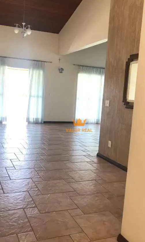 Imagem Casa em Condomínio no Terras de São Carlos em terreno com 482 m², área construída de 756 m², com 4 suítes. Aceita Permuta