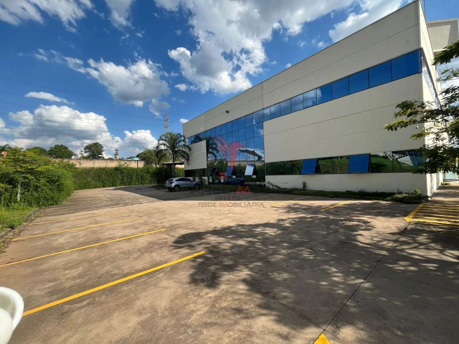 Vendo excelente Prédio COMERCIAL/INDUSTRIAL em condomínio fechado com total segurança 24 h em Avenida Marginal Emicol, 21500 - Jardim Emicol, Itu - SP
