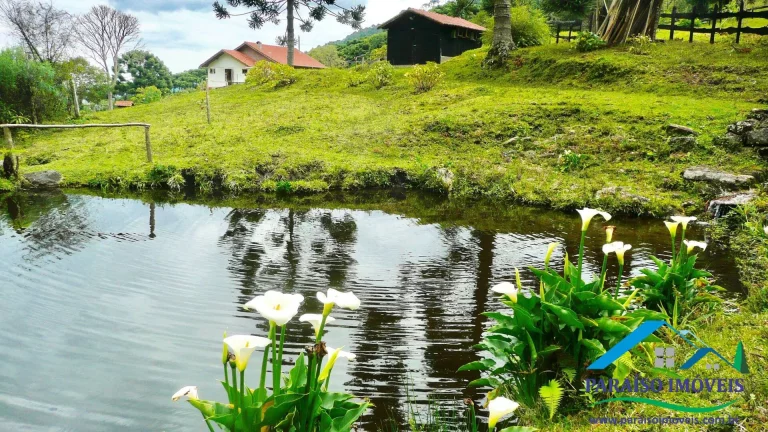 Imagem Refúgio na Serra da Mantiqueira com vistas panorâmicas.