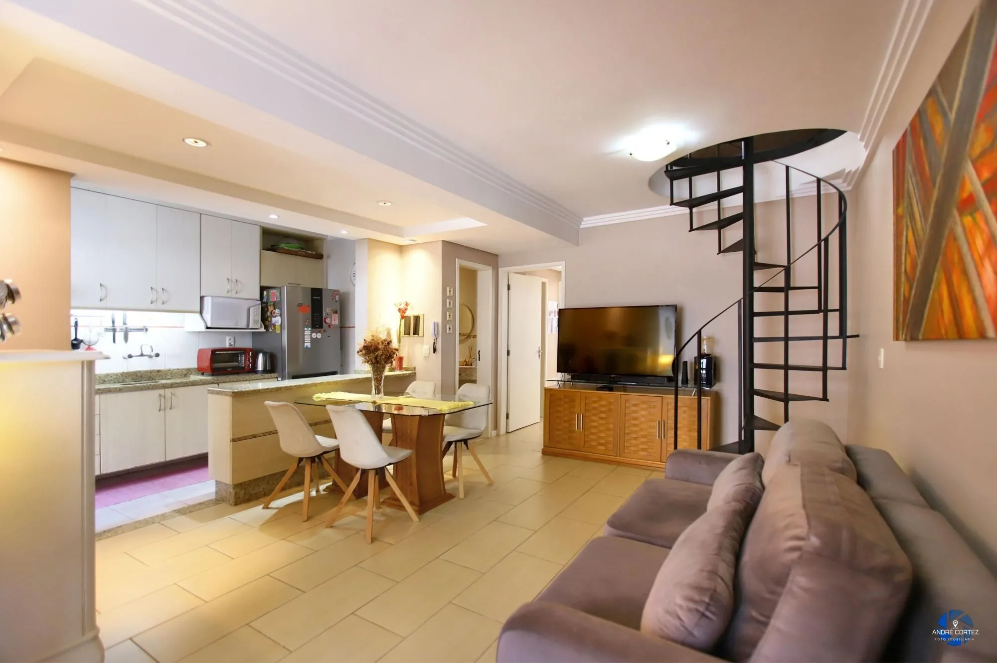 Imagem Vende cobertura: Piso inferior: 03 dormitórios, 02 banheiros, living 2 ambientes, cozinha americana.