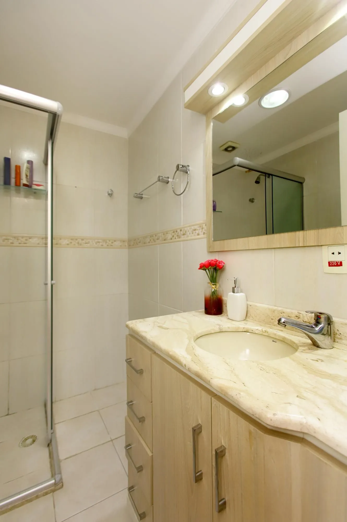 Imagem Vende cobertura: Piso inferior: 03 dormitórios, 02 banheiros, living 2 ambientes, cozinha americana.