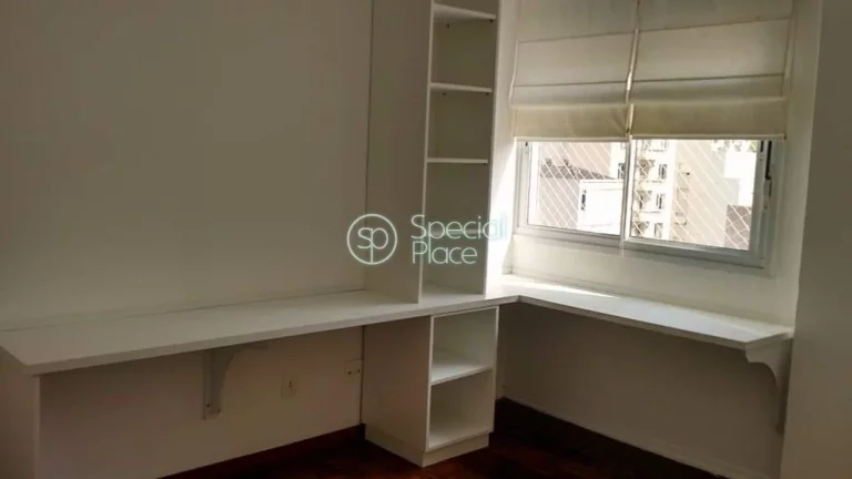 Imagem Ótimo apartamento com 144m², na Rua Urimonduba, Itaim Bibi. Living amplo com grandes janelas propo...