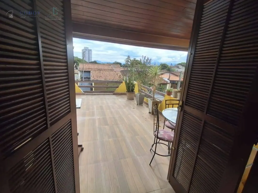 Imagem Sobrado com 4 Dormitórios, Suítes com Closet e Piscina.