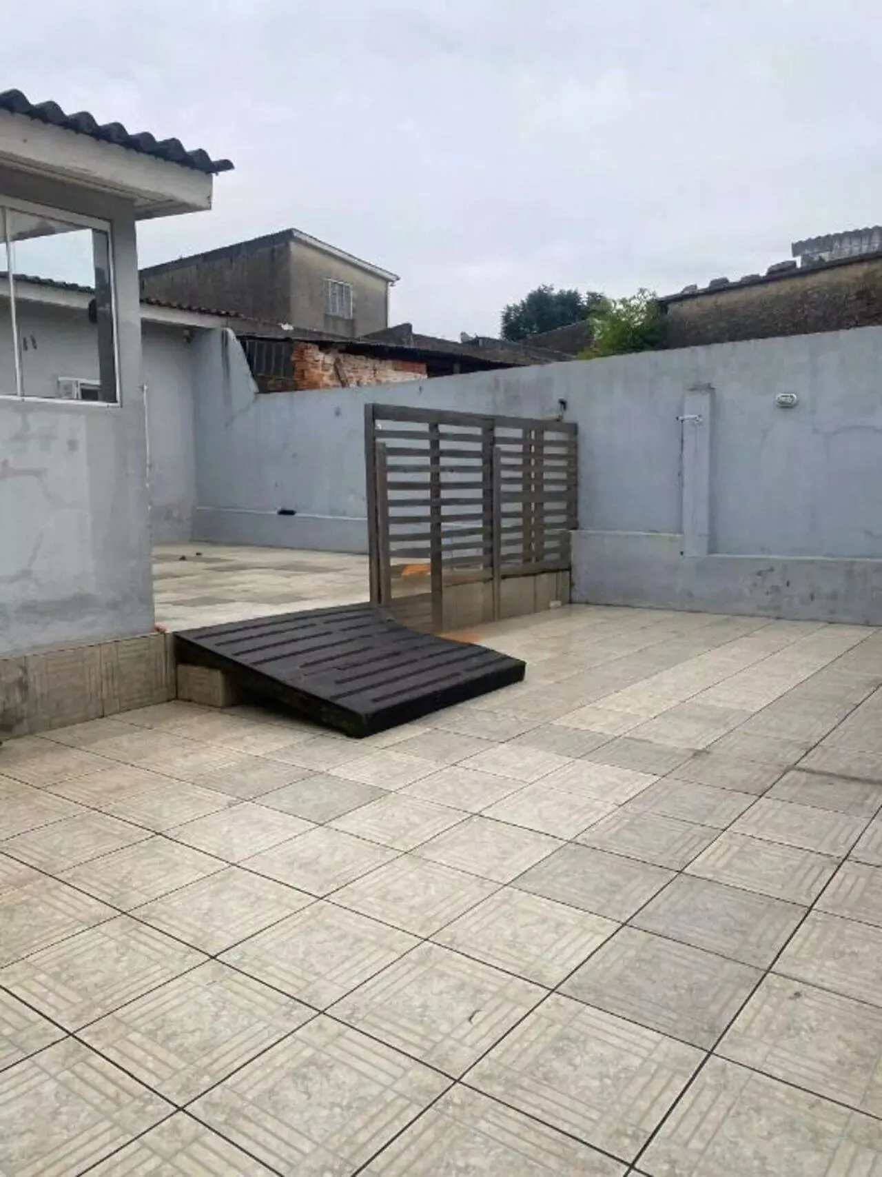 Imagem Casa com Duas Residências e Pátio Amplo no Bairro Tranquilo