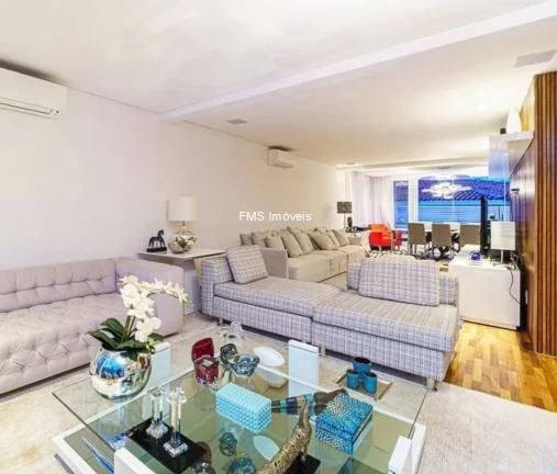 Imagem Imperdível oportunidade de adquirir uma casa no Pacaembu, São Paulo-SP, com 3 quartos, 3 suítes, 3 salas, 5 vagas de garagem e 380m².