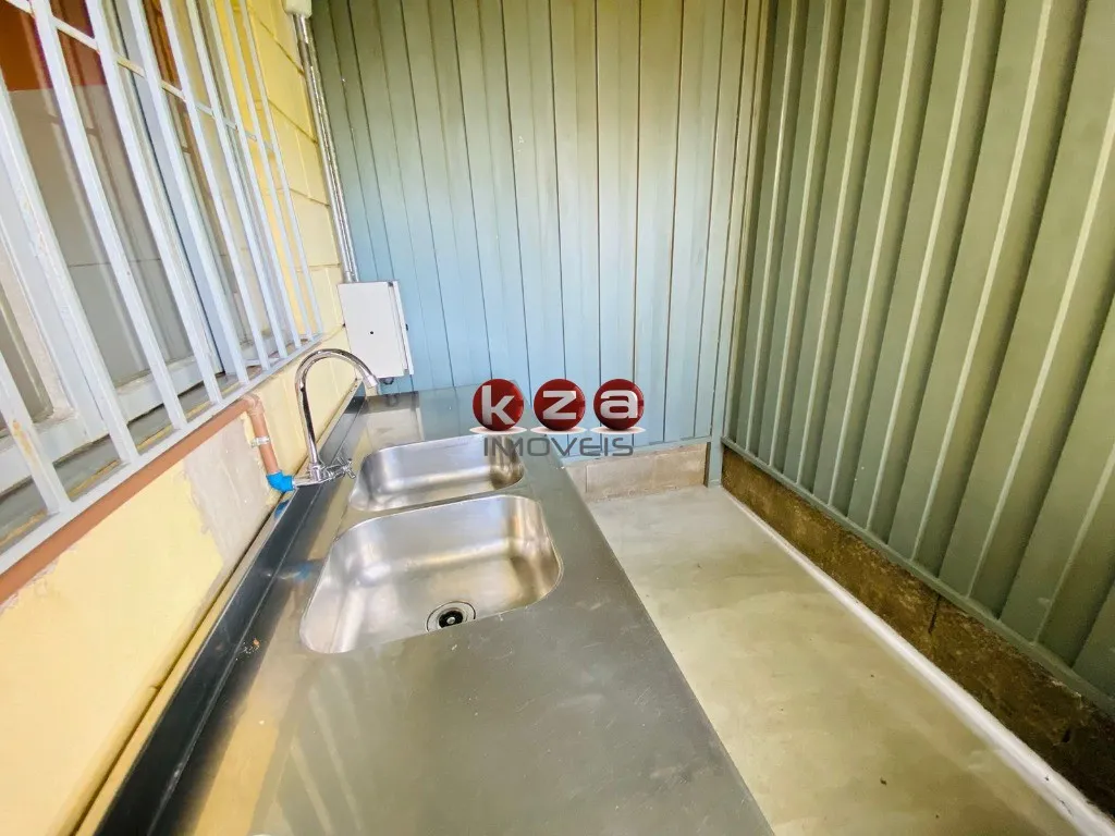 Imagem Galpão Comercial para Locação em Vinhedo-SP - Jardim São Lucas: 1 Sala, 3 Banheiros, 3 Vagas de Garagem, 200m² de Área.