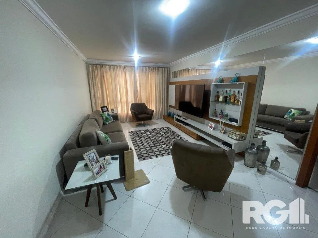 Imagem Apartamento com 3 dormitórios, 1 suíte, lavabo, 2 vagas cobertas, semimobiliado, churrasqueira e lareira.