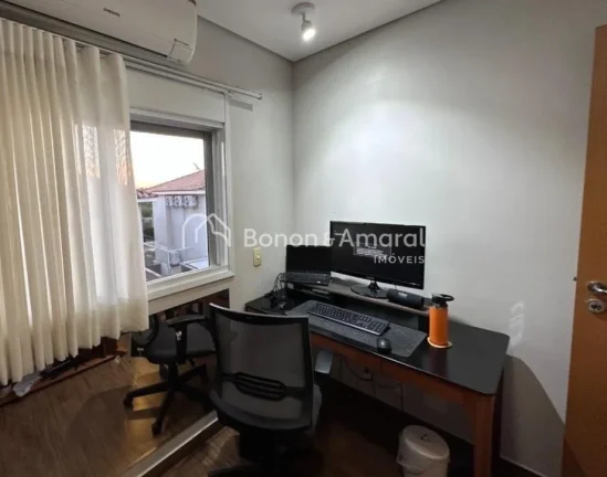 Imagem Sobrado com 84m², com 3 quartos sendo 1 suíte, com ambientes muito bem distribuídos, em condomín...