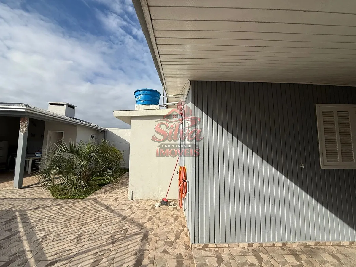 Imagem Casa 3 dormitórios com piscina a 250m do mar