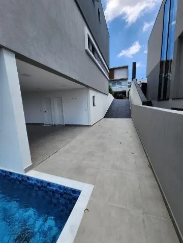 Imagem VENDA DE SOBRADO MODERNO NO CONDOMÍNIO ARUJÁ V, EM ARUJÁ/SP, com 300m², 04 suítes, sala 03 ambientes, piscina e garagem para 04 carros. CONSULTE-NOS.