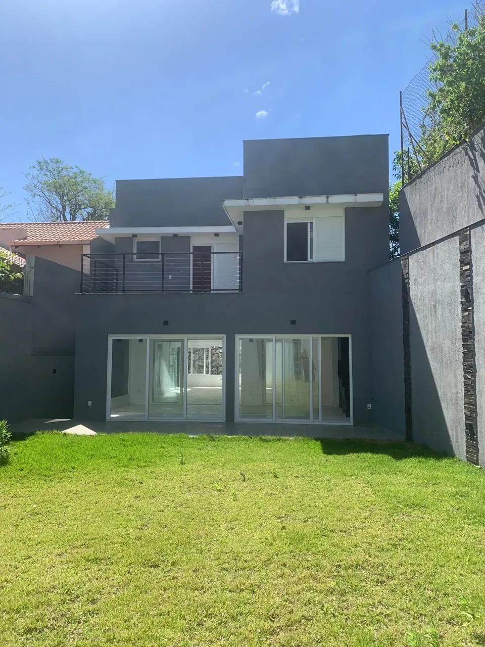 Imagem Casa com 3 dormitórios e suíte à Venda no Bairro Medianeira - Porto Alegre/RS