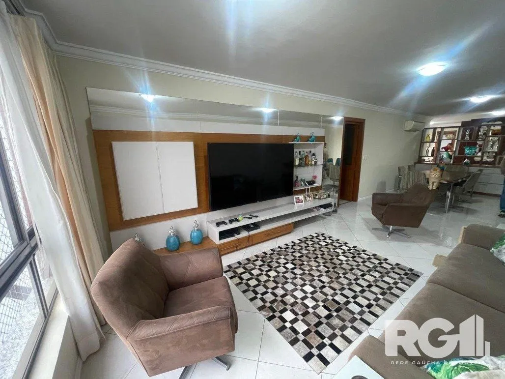 Imagem Apartamento com 3 dormitórios, 1 suíte, lavabo, 2 vagas cobertas, semimobiliado, churrasqueira e lareira.