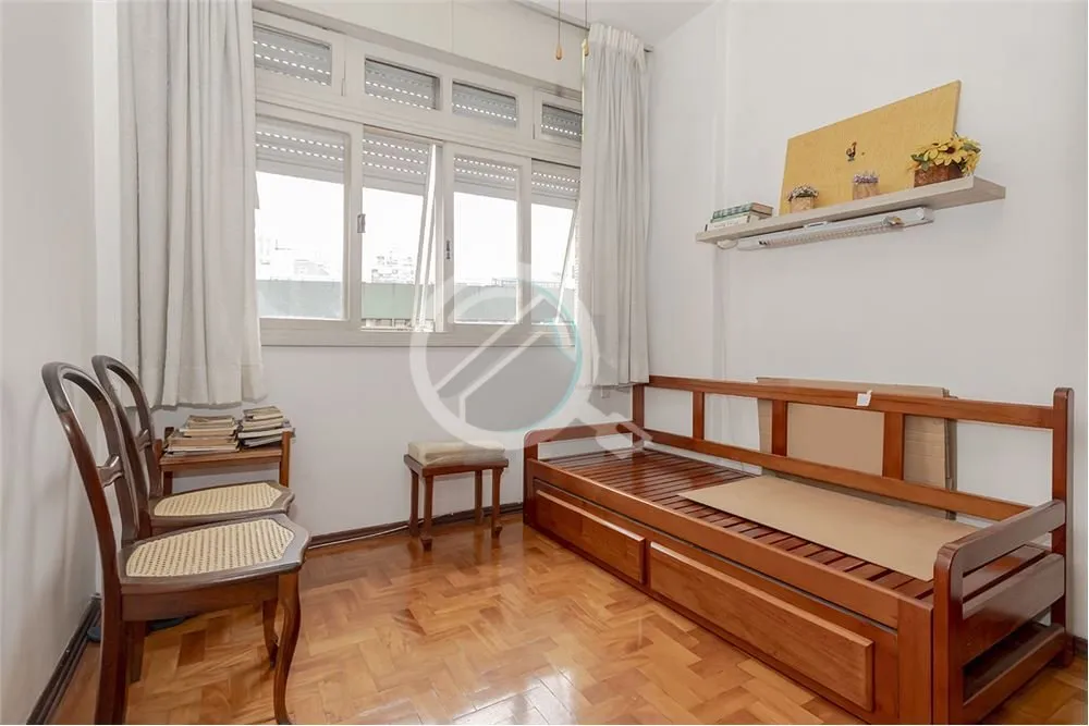 Imagem Apartamento à venda na Rua Sarmento Leite, no coração do Centro Histórico de Porto Alegre, em fr...