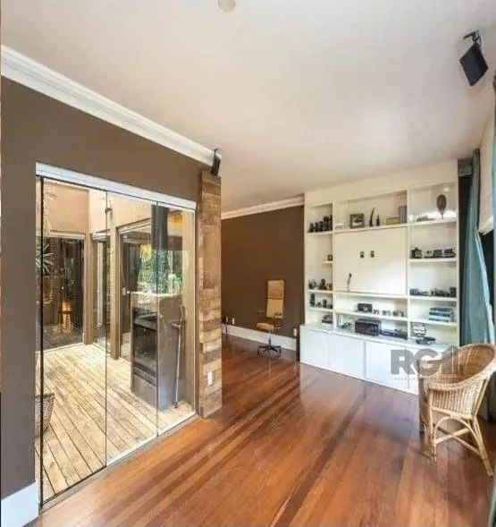 Imagem Excelente casa de 220m² com 3 dormitórios no bairro Tristeza.