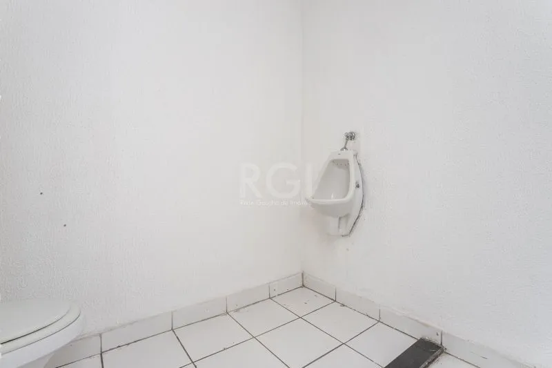 Imagem MÁFFER IMÓVEIS ALUGA - DEPÓSITO / PAVILHÃO NO 4º DISTRITO Rua Comendador Coruja, 131 - Floresta | Porto Alegre/RS Área privativa: 502 m² Com estacionamento frontal