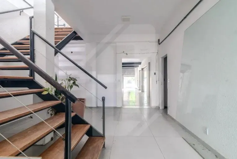 Imagem MÁFFER IMÓVEIS ALUGA - AMPLO PRÉDIO COMERCIAL COM 2 PAVIMENTOS Bairro Floresta - Porto Alegre Excelente prédio comercial, próximo ao shopping Total