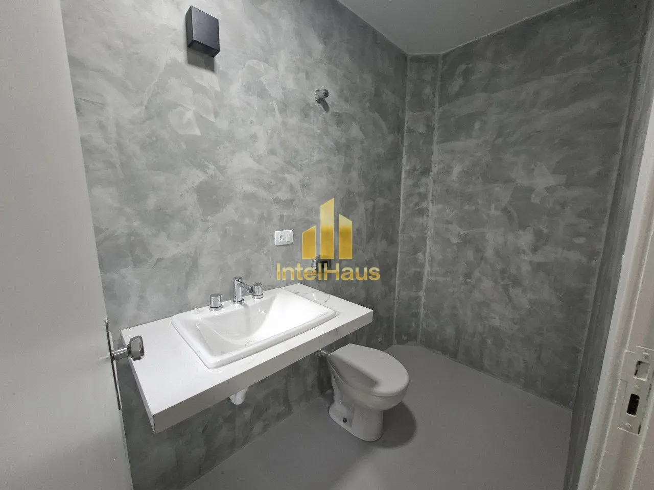 Imagem Apresentamos este excelente apartamento de frente no primeiro andar do Edifício Jalu. Situado na Ru...