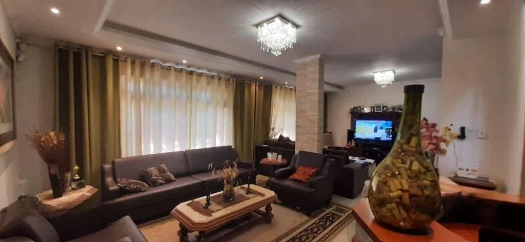 Imagem VENDE - AMPLA CASA RESIDENCIAL COM PISCINA E 5 VAGAS