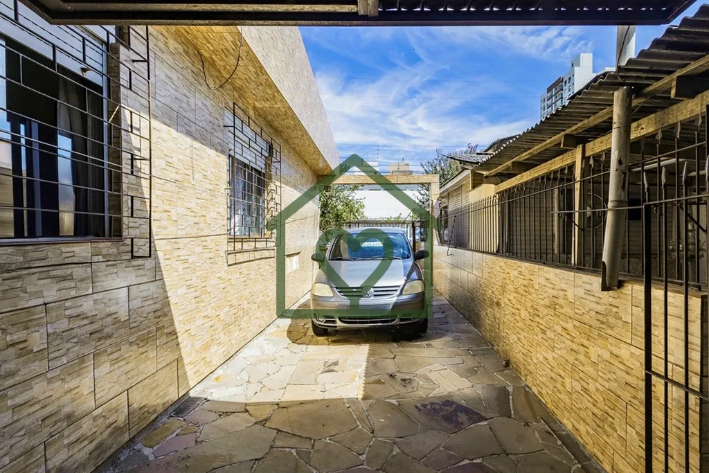 Imagem Descubra seu novo lar nesta encantadora casa localizada em Porto Alegre, situada na calma e segura R...