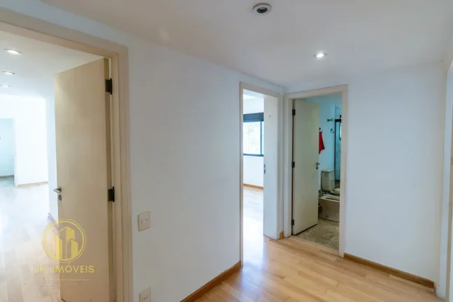 Imagem Muito espaço e privacidade no coração do Itaim Bibi: apartamento para locação, com 3 dormitórios e 3 vagas.
