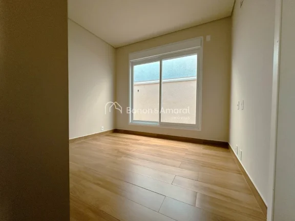Imagem Casa de Alto Padrão com Projeto Contemporâneo e Acabamento Impecável

Esta casa de arquitetura co...