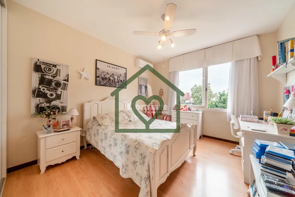 Imagem Apartamento amplo, 1 por andar, com 201m² privativos, localizado em prédio de esquina. Conta com 4...