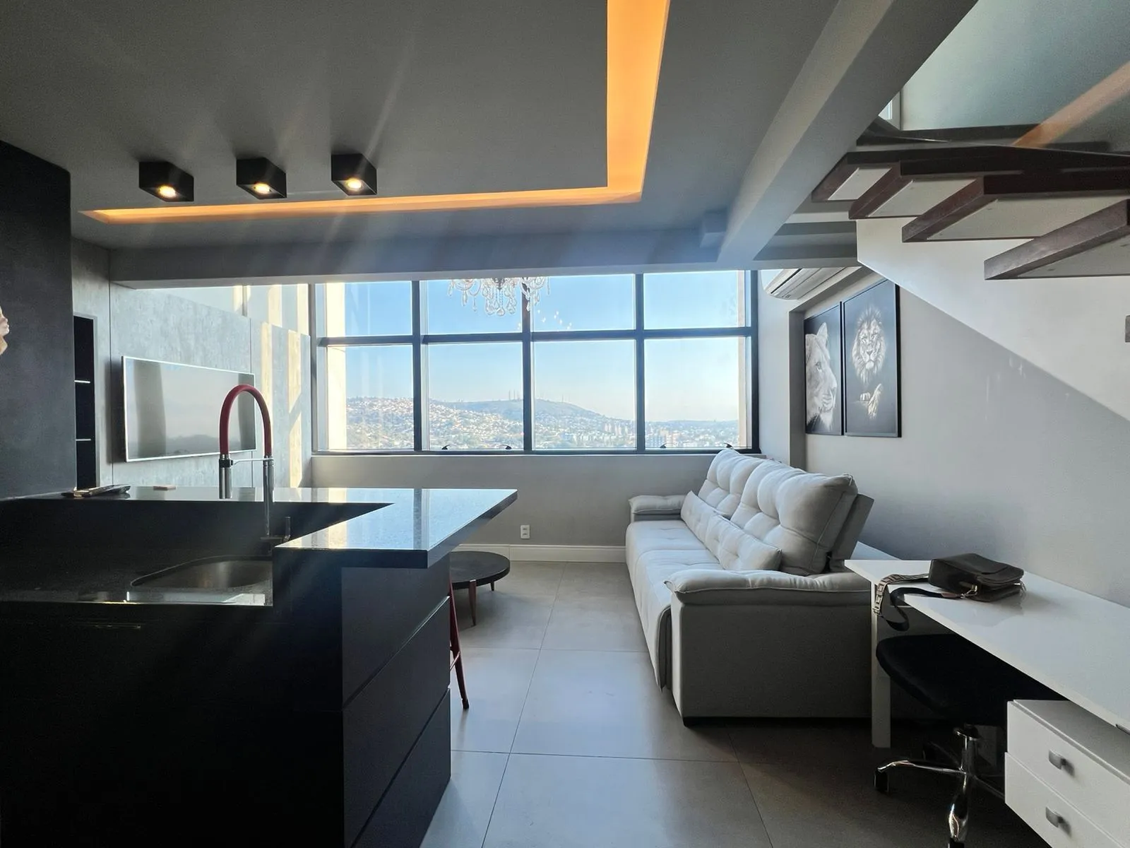 Imagem Apartamento duplex a venda, mobiliado e decorado, planta de 57 m2 com 1 dormitório, 2 vagas e 1 depósito.