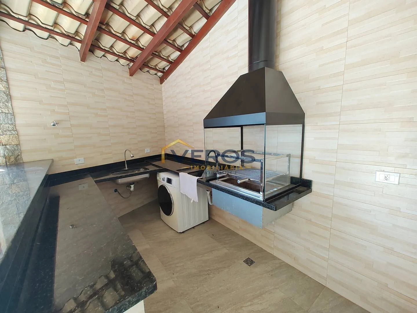 Imagem Casa com piscina e 03 dormitórios, sendo 02 suítes em Caraguatatuba