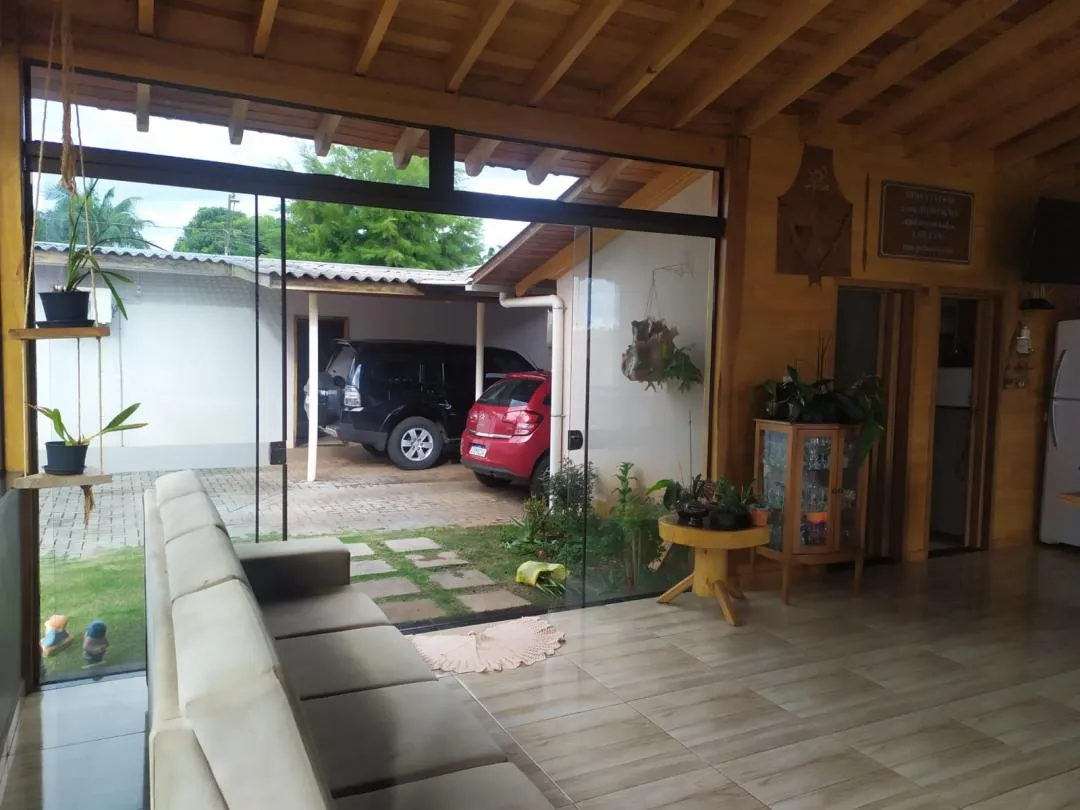 Imagem Casa com sala comercial Bairro Canadá área construída 230,00m² e terreno com 715,00m²