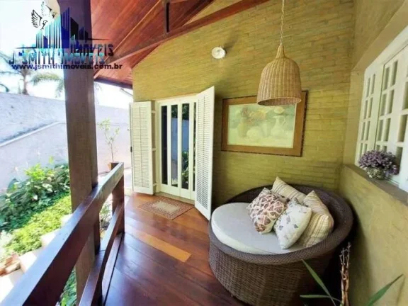 Imagem Casa com privacidade cercada de Ã¡reas verdes preservadas do prÃ³prio condomÃ­nio.
- O condomÃ­nio Ã...
