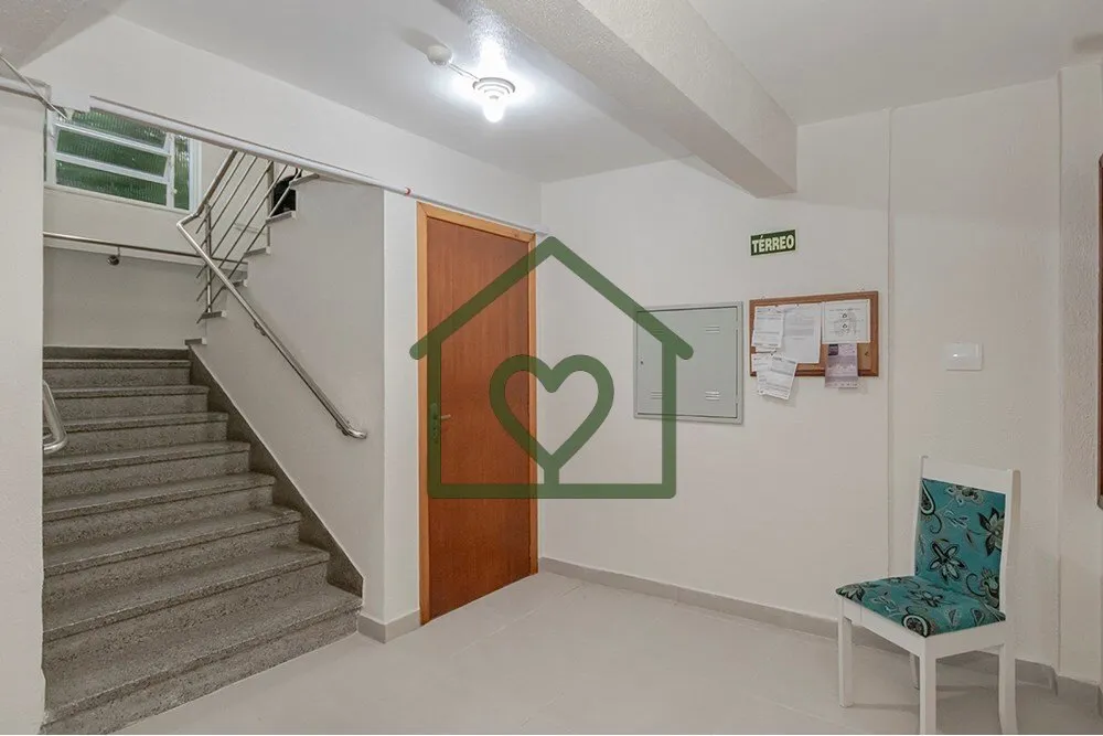 Imagem Descubra a oportunidade de residir em um magnífico apartamento reformado em Porto Alegre, situado n...