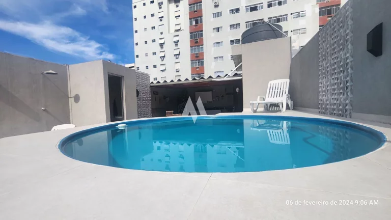 Imagem Viva com Conforto e Estilo em um Sobrado de Três Andares!