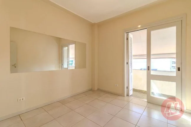 Imagem No Menino Deus 102 m², 2 dormitórios com sacada. e todo mobiliado.