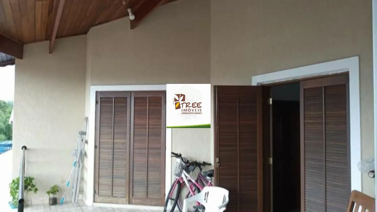 Imagem VENDA DE SOBRADO NO CENTER VILLE, EM ARUJÁ/SP, 235m² com 3 suítes, varanda com vista pra cidade, piso inferior com 4 cômodos e 2 vagas. CONSULTE-NOS.