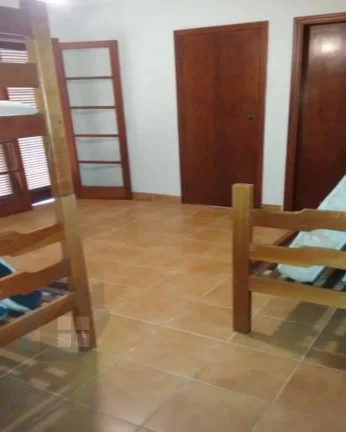 Imagem Casa de 7 dormitórios, 4 suíte, 6 banheiros e 2 vagas, com 327,695m² construída e 1.047,75m² total em Centervalle, Bertioga
